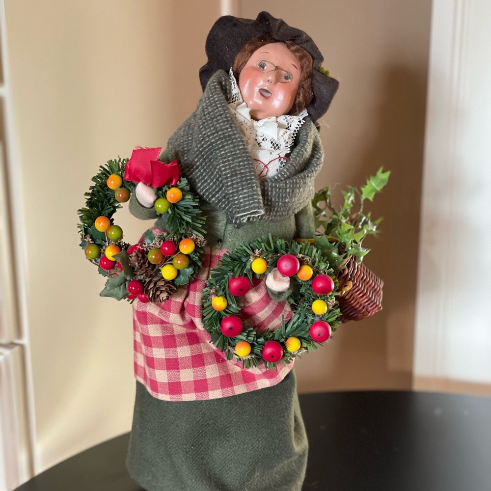 Byer’s Choice Caroler Wreath Lady